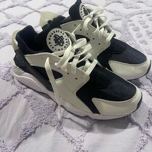 Nike Air Huarache Orca Black and Cream  10.5 Like New
